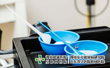 摄图网_305132868_2个蓝色塑料碗有漂白染发和刷子2个塑料碗有染发（企业商用）