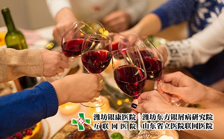 摄图网_300162281_亲密的朋友用葡萄酒庆祝诞节（企业商用）