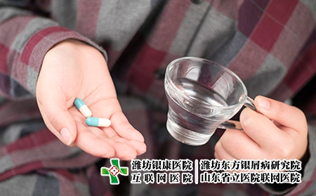摄图网_500209188_准备吃药的人(企业商用)药 摄图网_500209188_准备吃药的人(企业商用)药